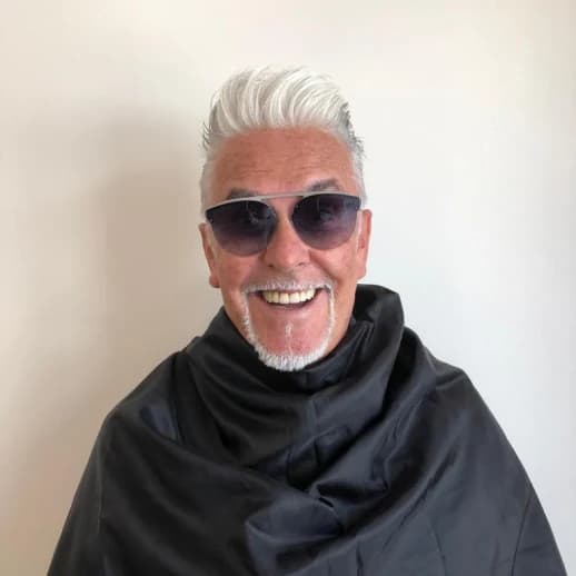 Cliente sorridente con capelli bianchi dalla galleria di benesserecapelli®